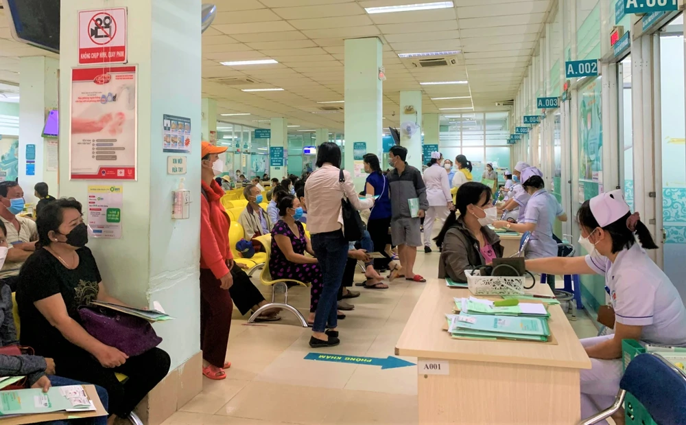 Bệnh nhân chờ khám tại Bệnh viện Nhân dân 115. Ảnh: THẢO PHƯƠNG