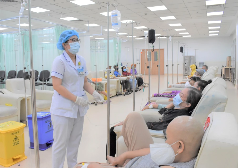 Bệnh nhân ung thư đang điều trị tại Bệnh viện Ung Bướu TP.HCM (cơ sở 2). Ảnh: BVCC