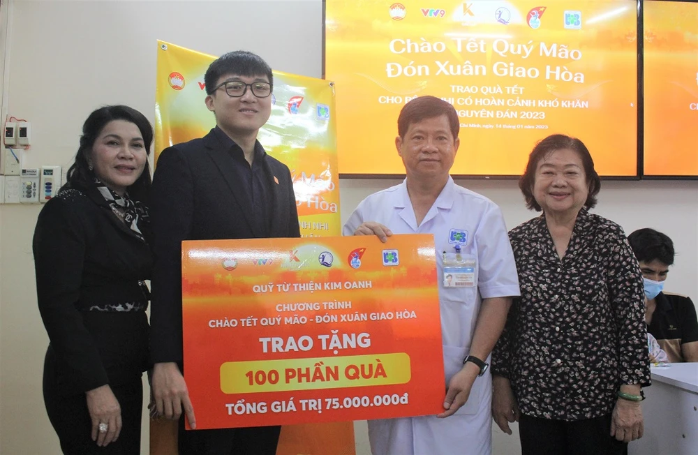 Ông Diệp Bảo Tuấn, Phó Giám đốc BV Ung bướu TP.HCM đại diện nhận 100 phần quà cho bệnh nhi Bệnh viện Ung bướu TP.HCM từ Quỹ từ thiện Kim Oanh. Ảnh: THẢO PHƯƠNG