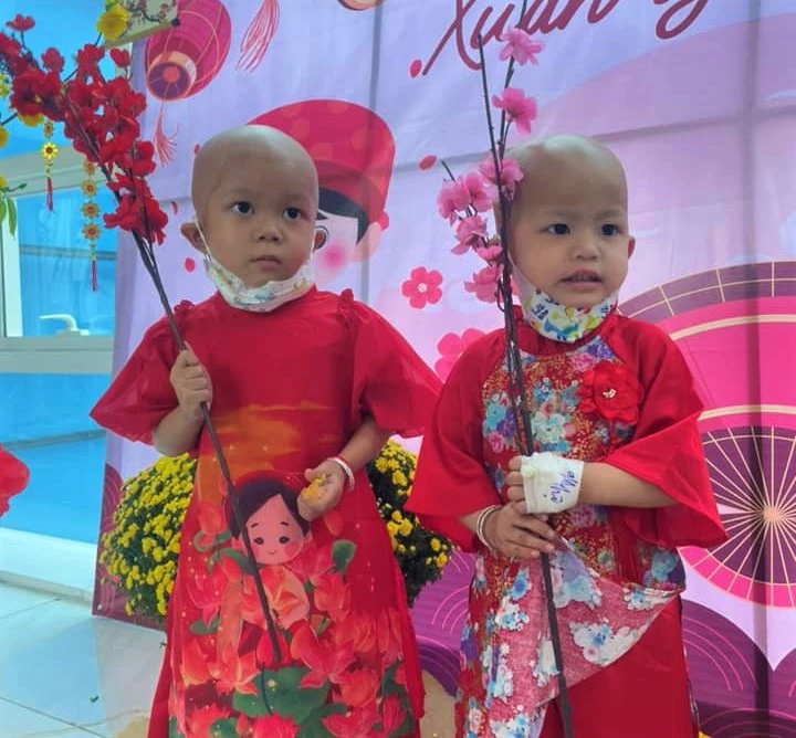 Nhóm thiện nguyện Bếp sẻ chia tặng 300 bộ quần áo nam, áo dài, đầm cho các bệnh nhi ung thư. Ảnh: NVCC