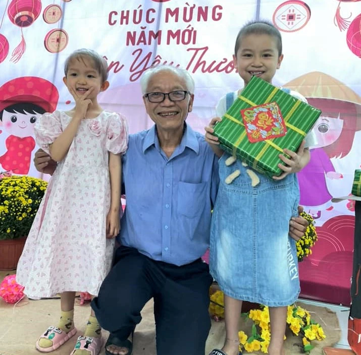 Bác Thắng được ví như ông bụt của các bệnh nhi. Ảnh: NVCC