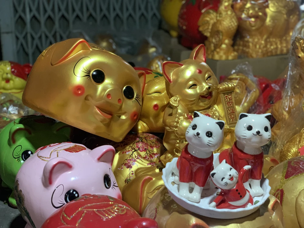 Bà Tuyết nói: “Tết này các cháu được mừng tuổi, bao lì xì để tứ tung trong nhà nên tôi mua heo cho các cháu nhét ống tiết kiệm. Hôm nay cũng là ngày vía Thần Tài, mình không có tiền mua vàng thì mua heo cho con cháu tiết kiệm. Đây cũng xem như phong thuỷ để xin vía tiết kiệm, cuối năm sẽ đập để các cháu sắm Tết”. Ảnh: THẢO PHƯƠNG