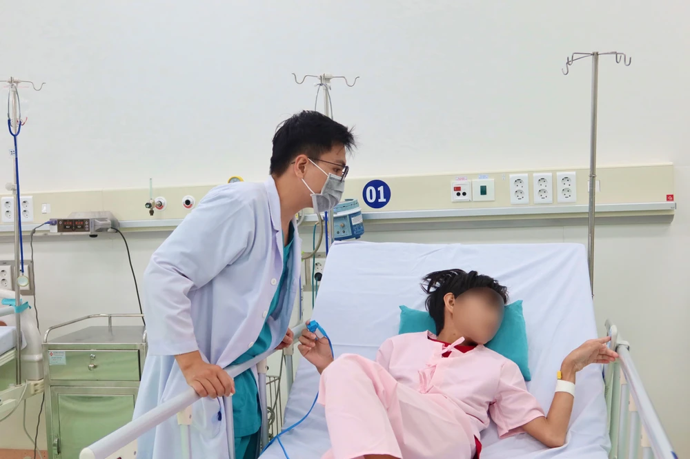 Bệnh nhi được y, BS liên tục thăm khám. Ảnh: TRẦN MINH