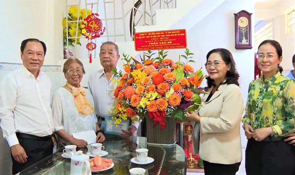 Đoàn công tác đến thăm vợ chồng Thầy thuốc nhân dân, PGS-BS Trần Văn Bé. Ảnh: THẢO PHƯƠNG