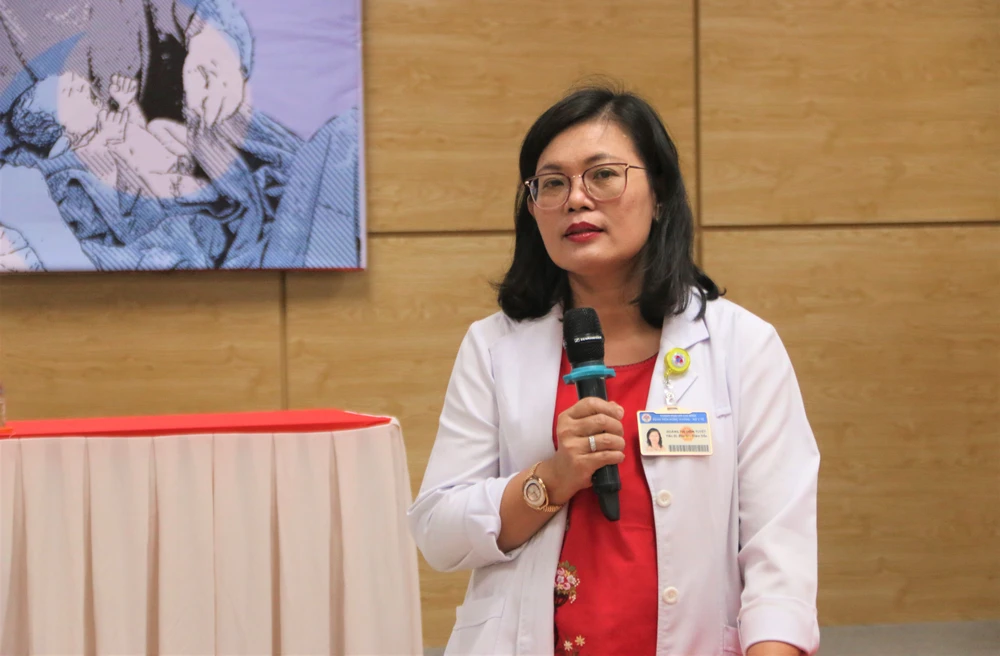 BS Hoàng Thị Diễm Tuyết tại họp báo. Ảnh: THẢO PHƯƠNG