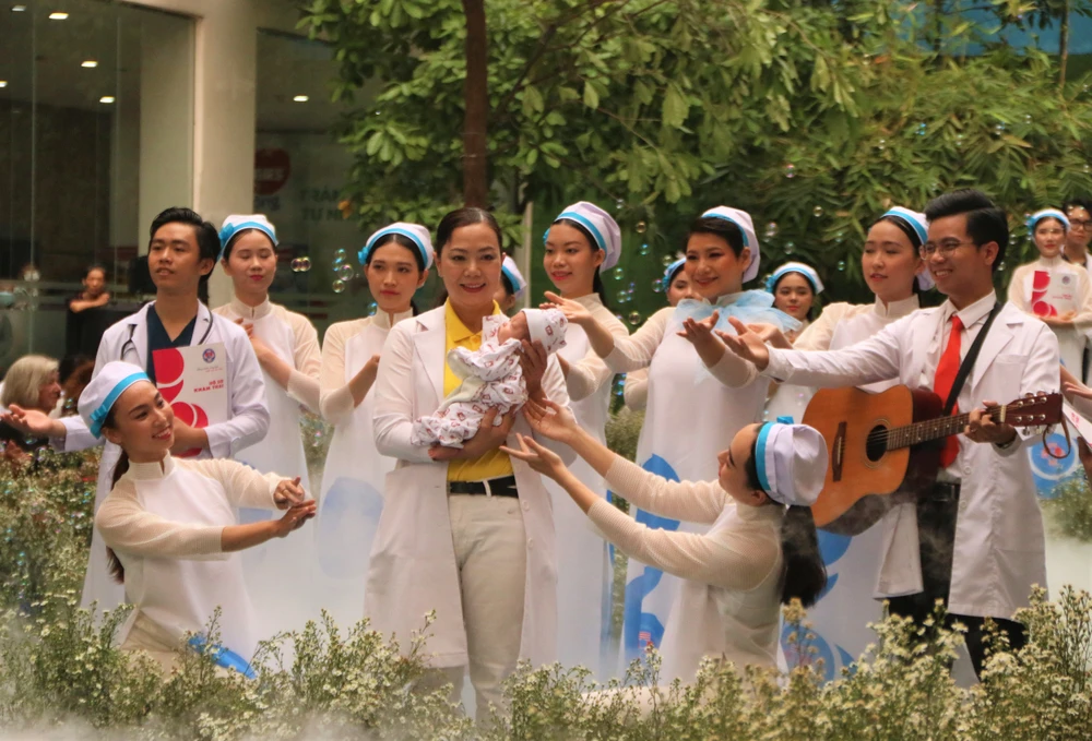 Hơn 100 y, BS BV Hùng Vương đã tham gia trong vai trò ca sĩ, người mẫu trong chương trình nghệ thuật "Mầm sống".