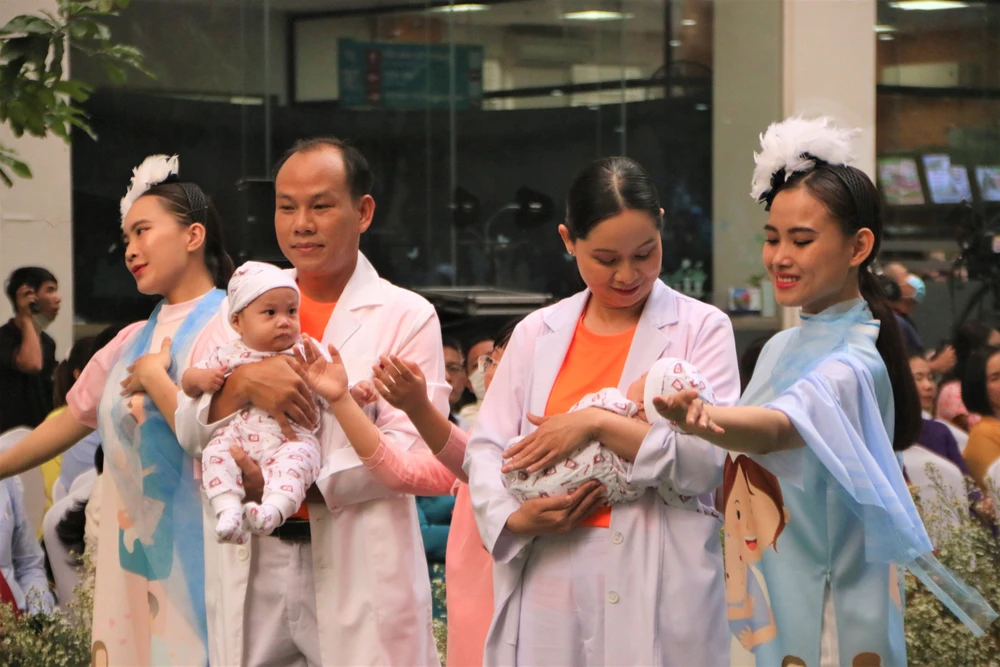 Bồng trên tay em bé 4 tháng tuổi bị mẹ bỏ rơi, BS Nguyễn Văn Giang, Phó trưởng phòng Chỉ đạo tuyến (BV Hùng Vương), cho biết các y BS đã tận tay nuôi nấng, chăm sóc bé suốt thời gian qua.