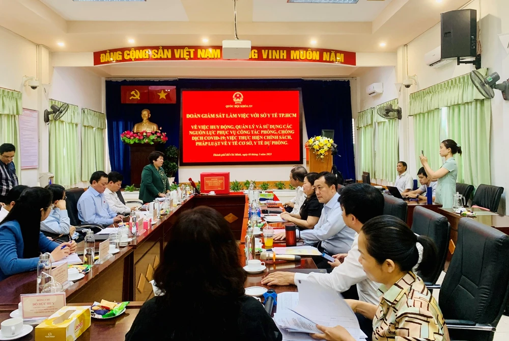 Buổi làm việc của Đoàn giám sát của Đại biểu Quốc hội tại Sở Y tế TP.HCM. Ảnh: T.P