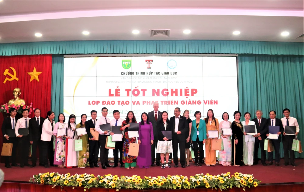 Lễ tốt nghiệp Chương trình hợp tác giáo dục và Chương trình đào tạo - phát triển giảng viên nâng cao. Ảnh: THẢO PHƯƠNG Lễ tốt nghiệp Chương trình hợp tác giáo dục và Chương trình đào tạo - phát triển giảng viên nâng cao. Ảnh: THẢO PHƯƠNG