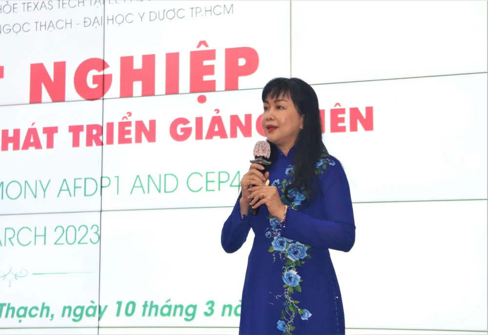 Bà Lê Thái Vân Thanh chia sẻ tại lễ tốt nghiệp. Ảnh: THẢO PHƯƠNG Bà Lê Thái Vân Thanh chia sẻ tại lễ tốt nghiệp. Ảnh: THẢO PHƯƠNG