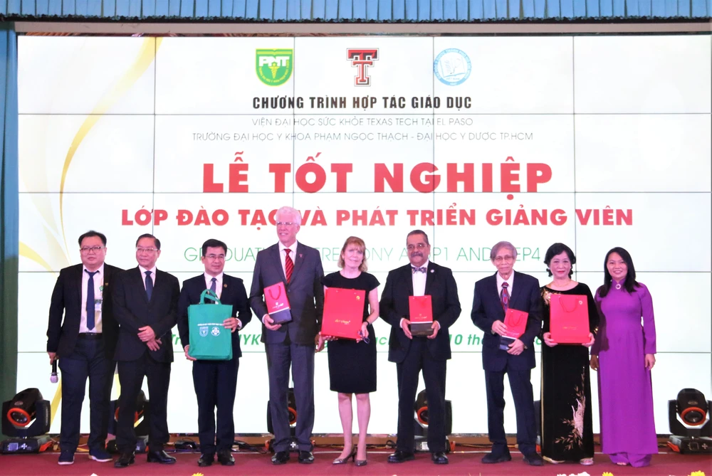 Bà Phan Nguyễn Thanh Vân (ngoài cùng bên phải) tặng quà các đại biểu. Ảnh: THẢO PHƯƠNG Bà Phan Nguyễn Thanh Vân (ngoài cùng bên phải) tặng quà các đại biểu. Ảnh: THẢO PHƯƠNG