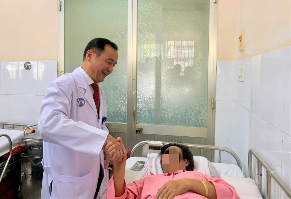 TS-BS Ngô Đức Hiệp thăm và chúc mừng bệnh nhân sắp được xuất viện. Ảnh: THẢO PHƯƠNG