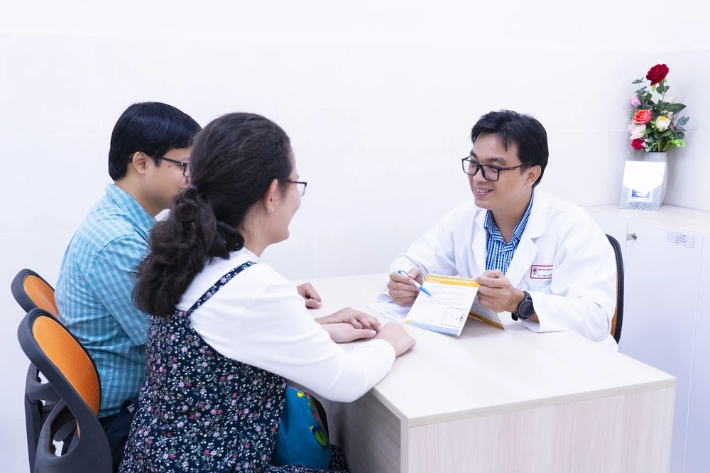 BS chuyên khoa 1 Nguyễn Vạn Thông tư vấn di truyền cho gia đình thai phụ. Ảnh: NVCC
