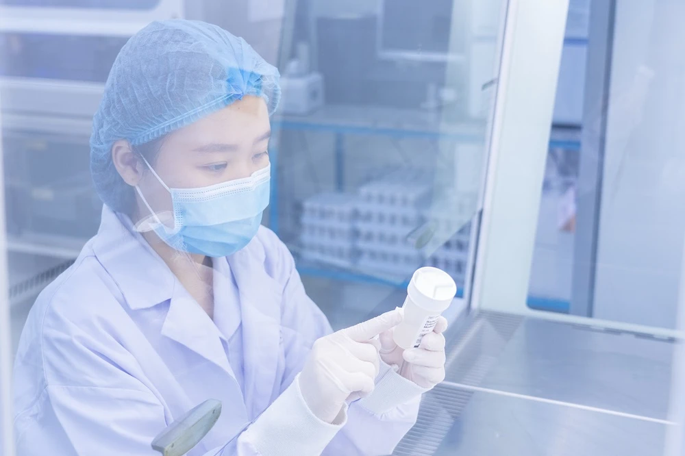 Kỹ thuật viên thực hiện xét nghiệm tại khoa Di truyền y học BV Hùng Vương. Ảnh: NVCC