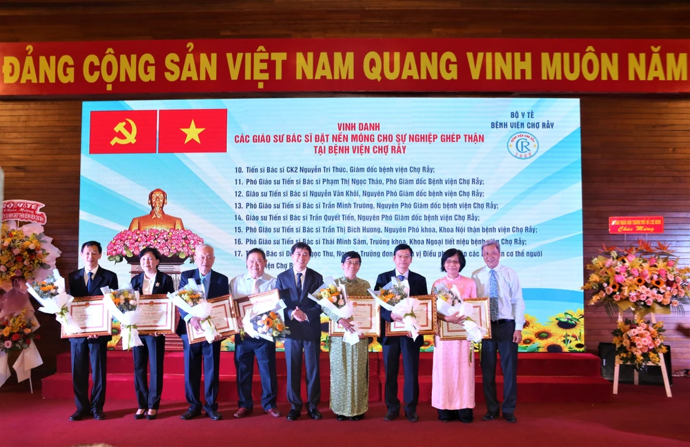 Vinh danh những người đặt nền móng cho sự nghiệp ghép thận tại BV Chợ Rẫy. Ảnh: THẢO PHƯƠNG Vinh danh những người đặt nền móng cho sự nghiệp ghép thận tại BV Chợ Rẫy. Ảnh: THẢO PHƯƠNG