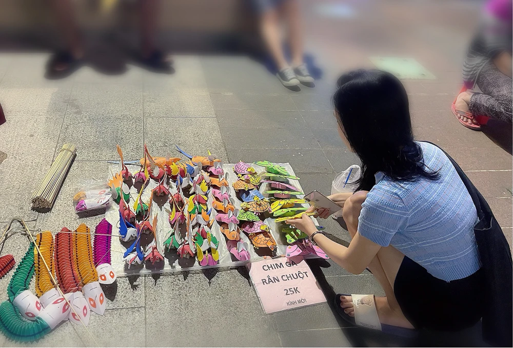 Gian hàng đồ chơi được trưng bày bắt mắt của bà Vân. Ảnh THỦY TÂM