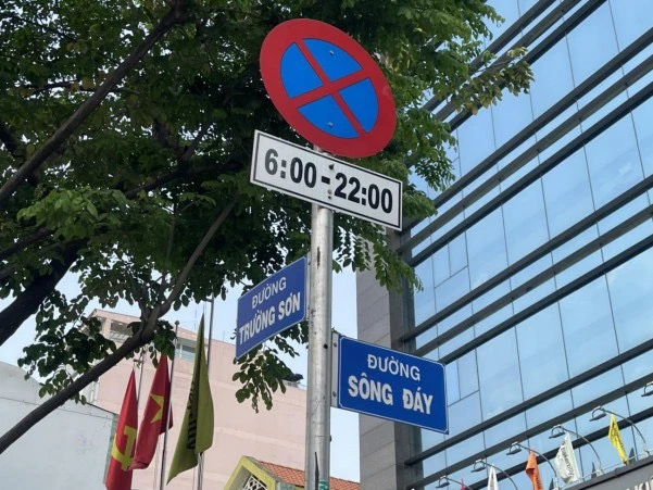 Trục đường chính Trường Sơn và đường Sông Đáy. Ảnh: KHÁNH TRÚC