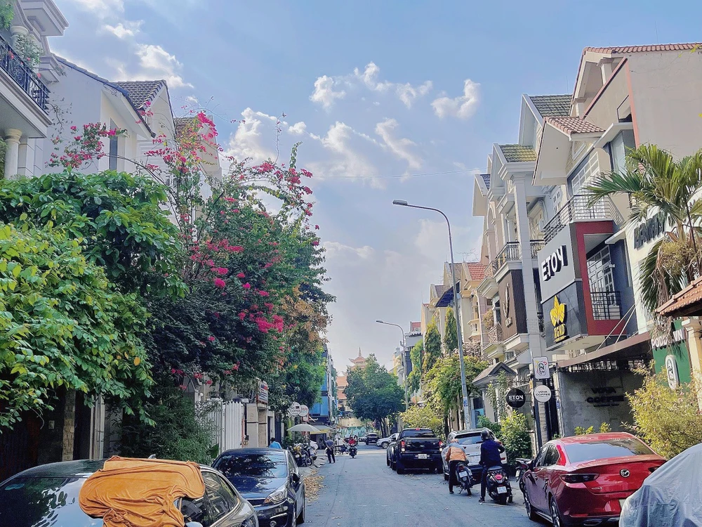 Những con đường đặc biệt nằm nghe nắng mưa. Ảnh: THUỶ TÂM