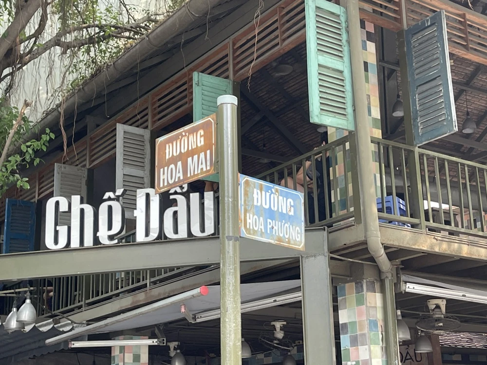 Đường Hoa Mai - Hoa Phượng nổi tiếng tại cụm đường có tên các loài hoa tại quận Phú Nhuận. Ảnh THUỶ TÂM