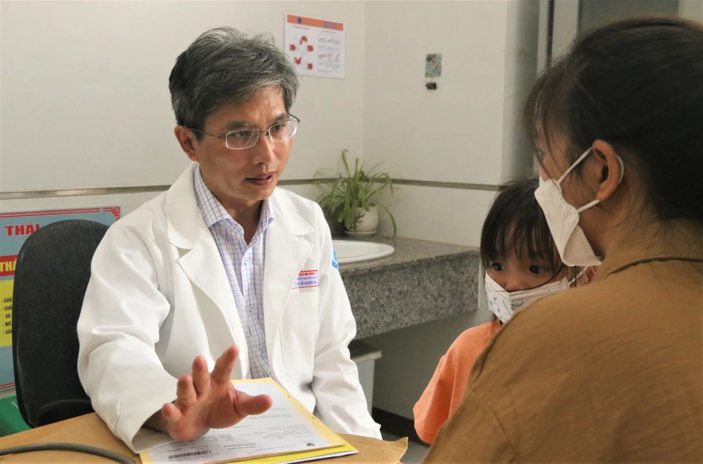 TS-BS Đỗ Nguyên Tín tư vấn phẫu thuật tim cho chị Gấm. Ảnh: THẢO PHƯƠNG