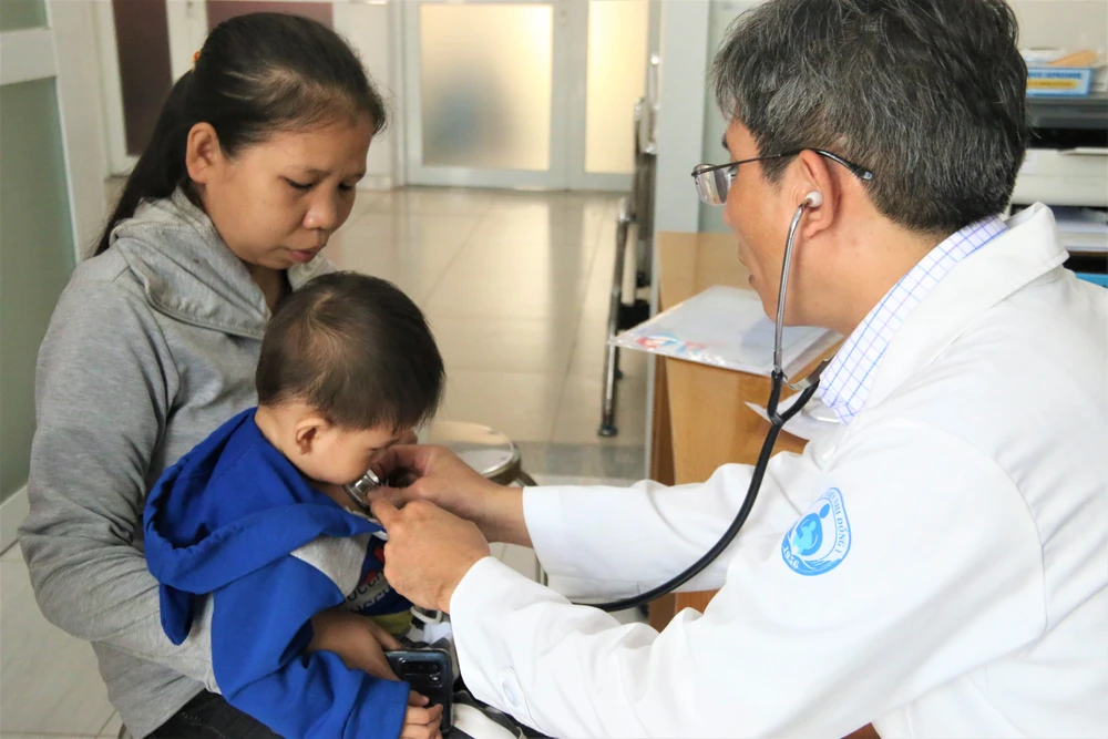 TS-BS Đỗ Nguyên Tín khám tầm soát cho con chị Đa Ri. Ảnh: THẢO PHƯƠNG
