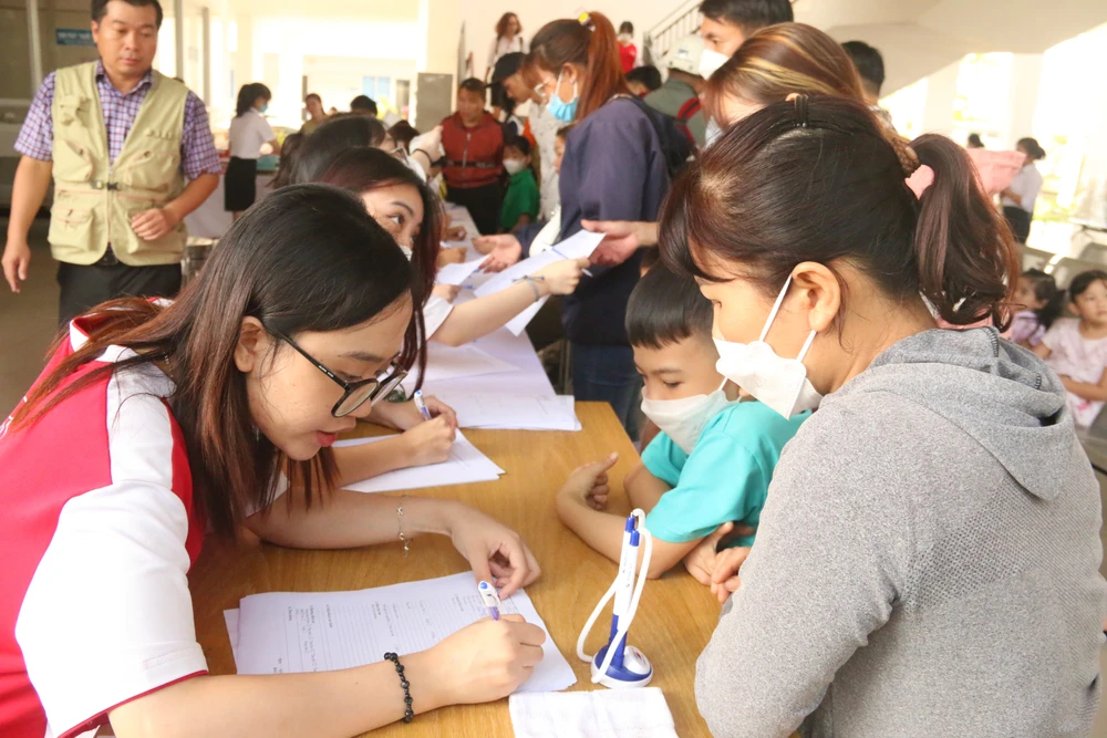 Gần 1.000 trẻ có hoàn cảnh khó khăn được khám tầm soát tim miễn phí. Ảnh: THẢO PHƯƠNG