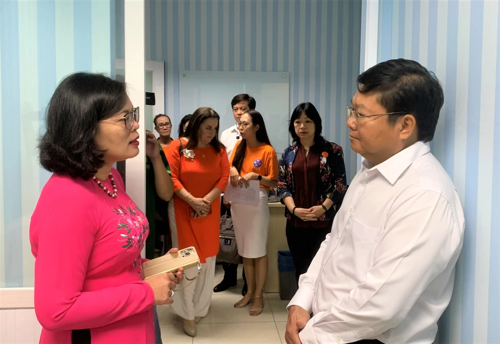 Ông Lê Văn Thinh trò chuyện cùng bà Hoàng Thị Diễm Tuyết, Giám đốc BV Hùng Vương. Ảnh: THẢO PHƯƠNG