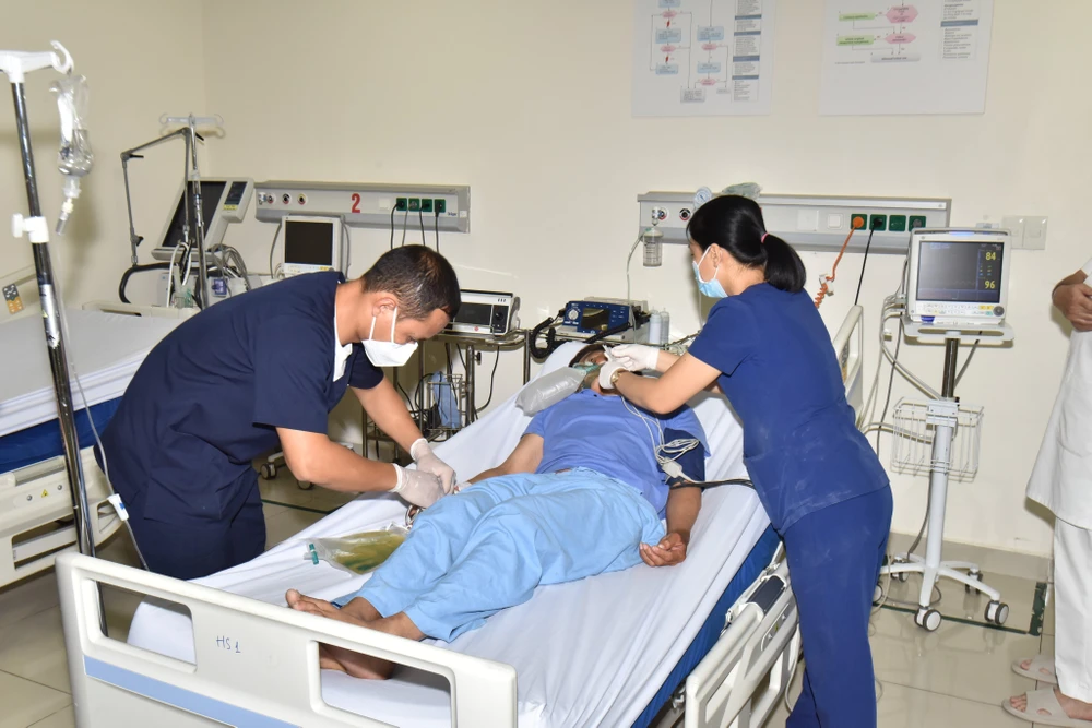 Bệnh nhân được các y bác sĩ BV Quân y 175 thăm khám ngay khi về đất liền. Ảnh: BVCC