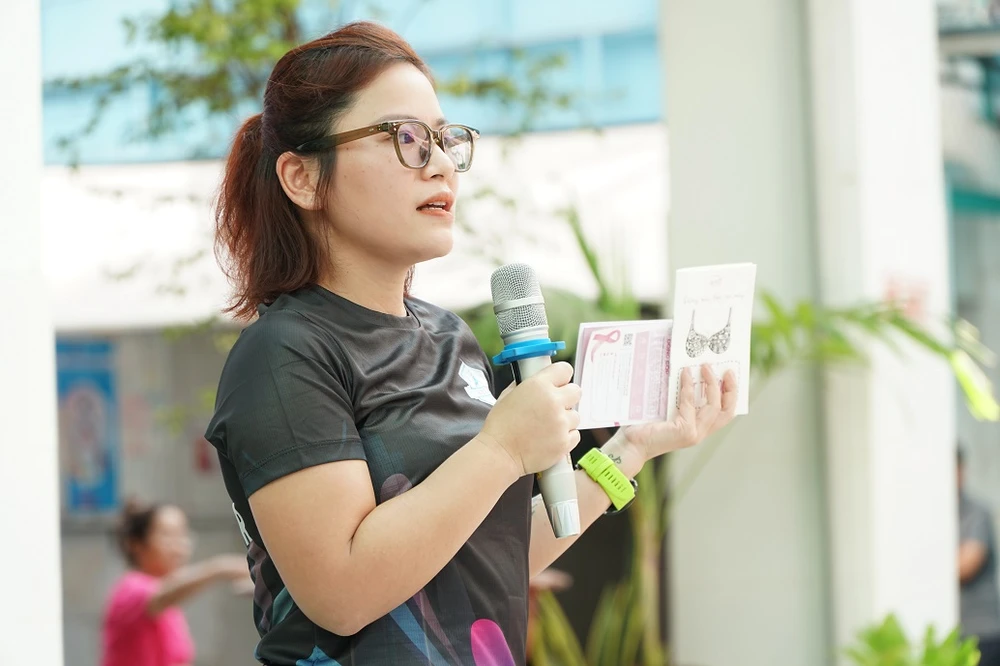 Chị Nguyễn Thị Trà Ly mắc ung thư vú, phải cắt bỏ một bên ngực. Ảnh: THẢO PHƯƠNG