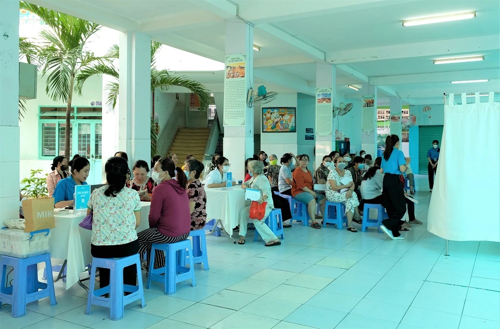 Gần 400 phụ nữ trên địa bàn quận 10 được khám tầm soát ung thư vú miễn phí. Ảnh: THẢO PHƯƠNG