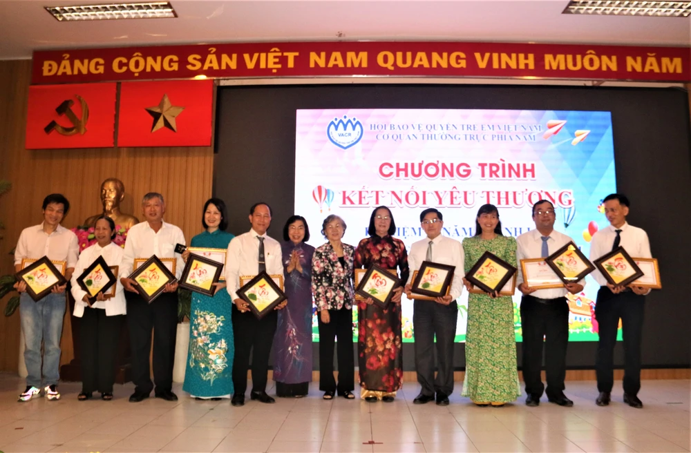 Khen thưởng các luật sư có nhiều thành tích đóng góp trong bảo vệ quyền lợi trẻ em bị xâm hại, bạo hành. Ảnh: THẢO PHƯƠNG