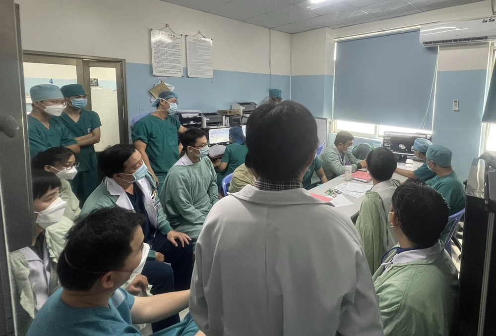 Bác sĩ BV Nhân dân Gia Định hội chẩn giữa các chuyên khoa. Ảnh: BVCC