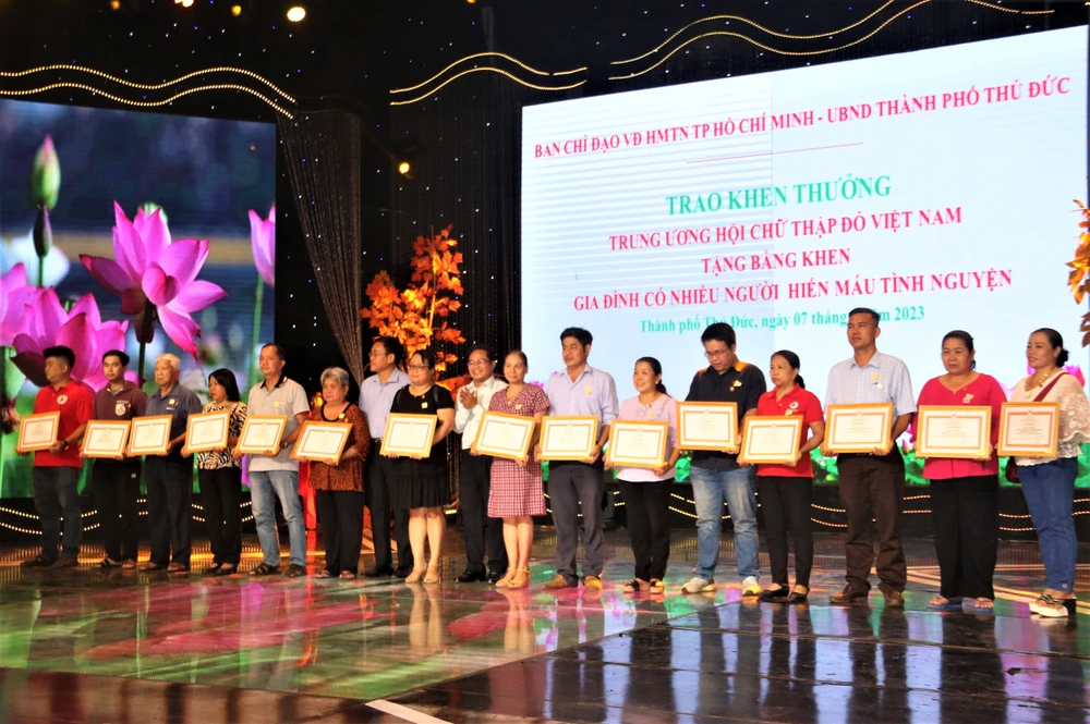 Khen thưởng gia đình có nhiều người hiến máu tình nguyện. Ảnh: THẢO PHƯƠNG