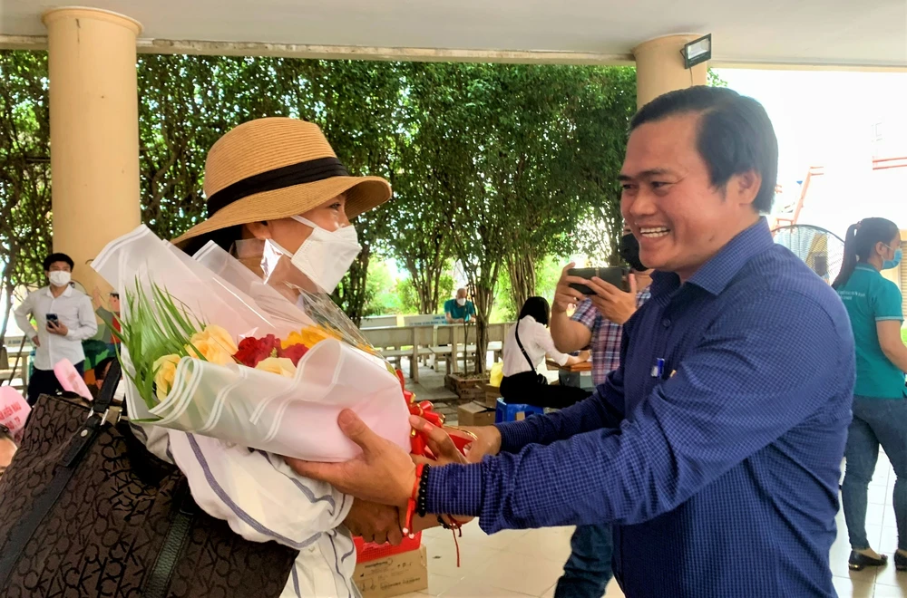 Ông Cao Thanh Bình, Trưởng ban VHXH, Hội đồng nhân dân TP.HCM tặng hoa cho người hiến máu. Ảnh: THẢO PHƯƠNG