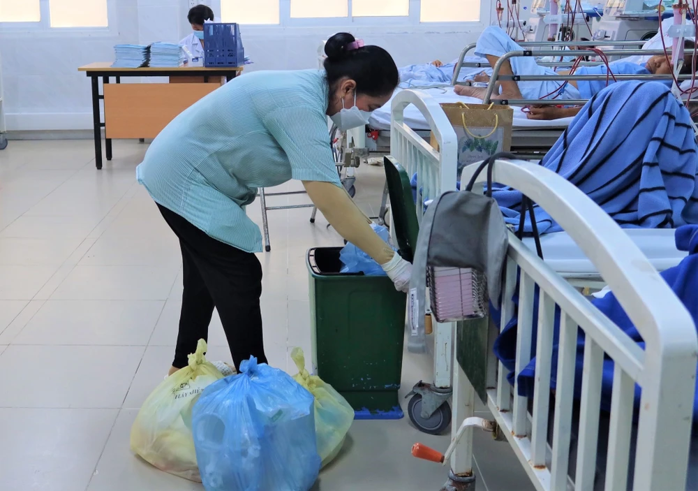 Từng túi rác được y công Huỳnh Thị Ngọc Lệ thu gom nhanh chóng. Ảnh: THẢO PHƯƠNG