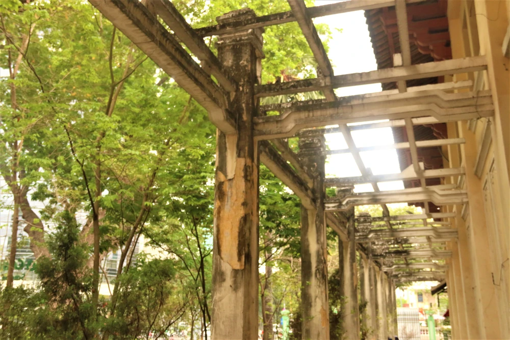 Một số công trình bị bong tróc, đóng rêu phong. Ảnh: THẢO PHƯƠNG