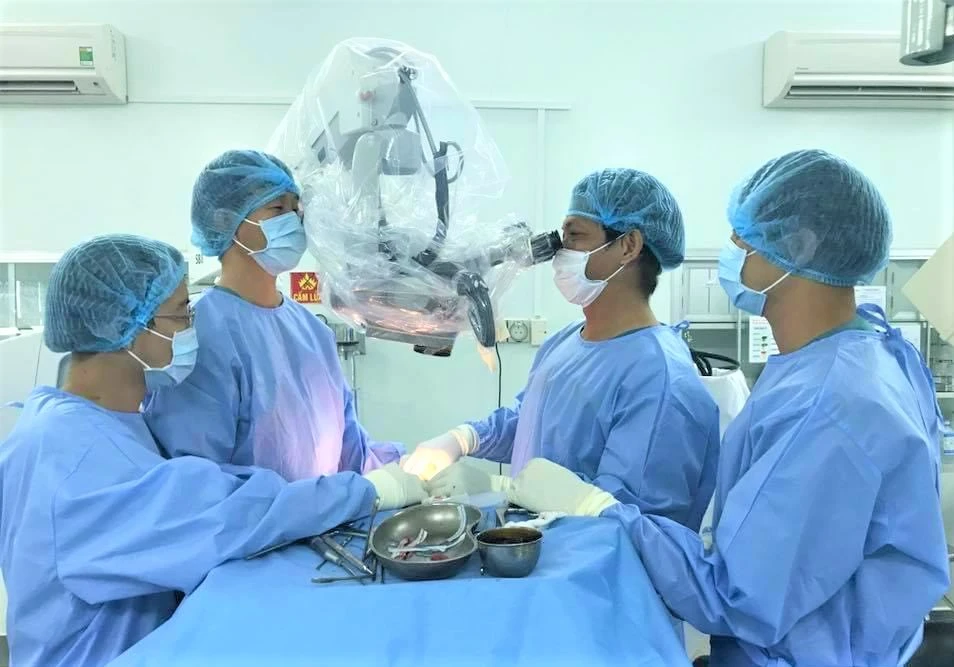 Các bác sĩ mổ cột sống tại Đơn vị Cột sống, Bệnh viện Trưng Vương. Ảnh: BVCC Các bác sĩ mổ cột sống tại Đơn vị Cột sống, Bệnh viện Trưng Vương. Ảnh: BVCC