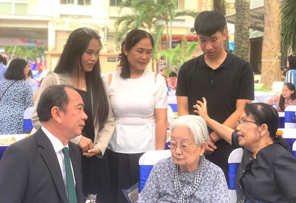 Cuộc hội ngộ sau 25 năm của những em bé đầu tiên ra đời bằng IVF với các bác sĩ BV Từ Dũ. Trong ảnh: Hàng đứng: Lưu Tuyết Trân và mẹ cùng Mai Quốc Bảo, 2 trong 3 bạn trẻ đầu tiên ra đời bằng IVF; Hàng ngồi: GS-BS Nguyễn Thị Ngọc Phượng và BS Tạ Thị Chung, nguyên giám đốc bệnh viện Từ Dũ cùng PGS-TS-BS Tăng Chí Thượng, Giám đốc Sở y tế TP.HCM. Ảnh: THẢO PHƯƠNG