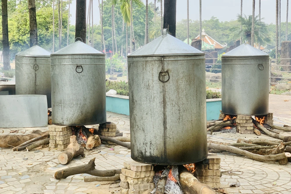 Bánh đã vào nồi, chuẩn bị cho lễ dâng hương Quốc tổ ngày mai. Ảnh: THẢO PHƯƠNG