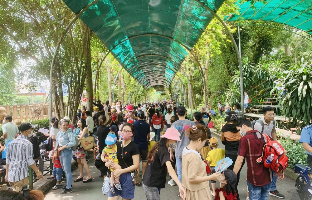 Ghi nhận tại Thảo Cầm Viên (quận 1, TP.HCM) lúc 10 giờ sáng, hàng dài khách xếp hàng mua vé tham quan. Ảnh: THẢO PHƯƠNG