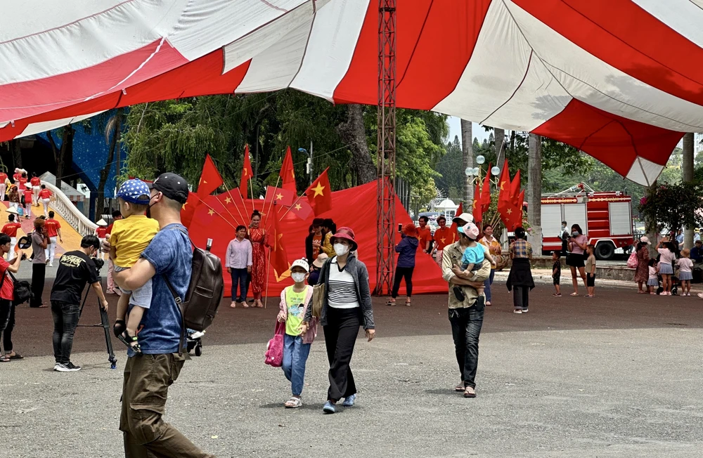 Nhiều gia đình bồng theo con nhỏ vào Đầm Sen vui chơi dịp nghỉ lễ. Ảnh: THẢO PHƯƠNG