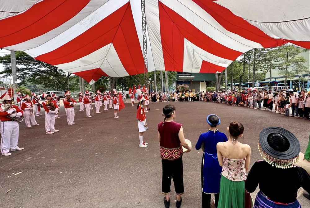 Người dân thưởng thức những tiết mục của đoàn diễu hành. Ảnh: THẢO PHƯƠNG