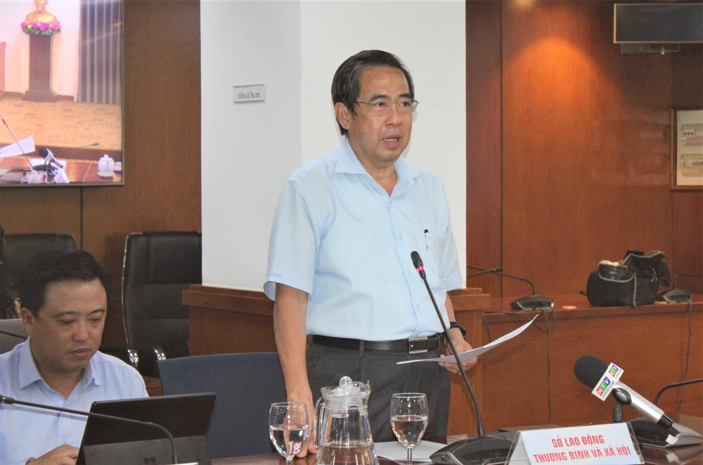 Ông Nguyễn Văn Lâm báo cáo tại cuộc họp báo. Ảnh: THẢO PHƯƠNG