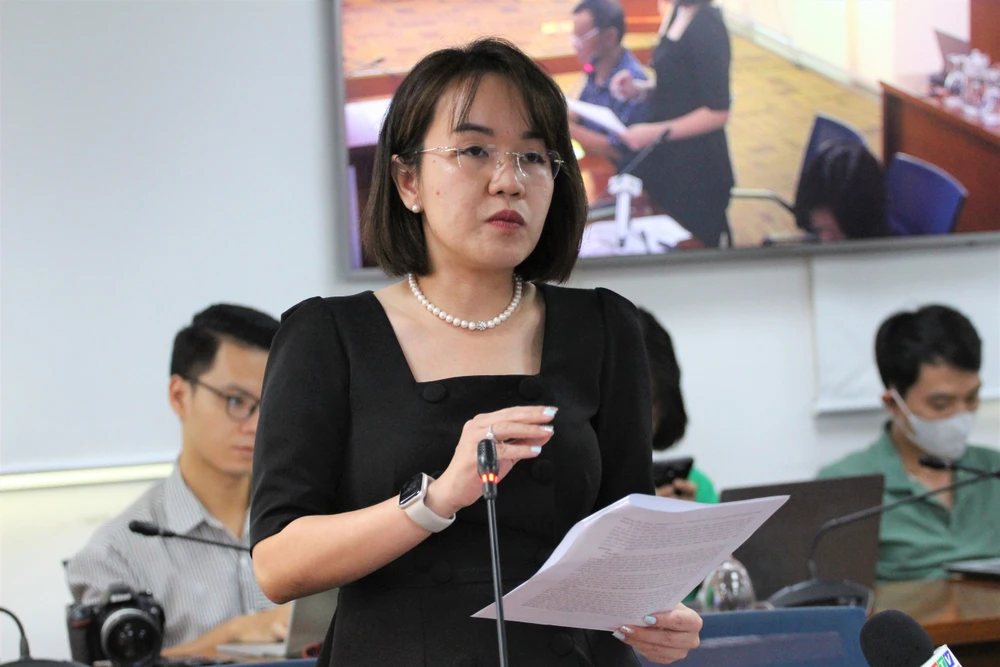 Bà Lê Thiện Quỳnh Như, Chánh văn phòng Sở Y tế TP.HCM thông tin tại họp báo. Ảnh: TTBC