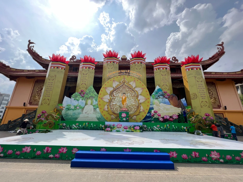 Chùa Việt Nam Quốc Tự (quận 10, TP.HCM) được trang hoàng đèn, hoa tại khu vực lễ thờ Đản sinh. Ảnh: QUỐC HƯƠNG.