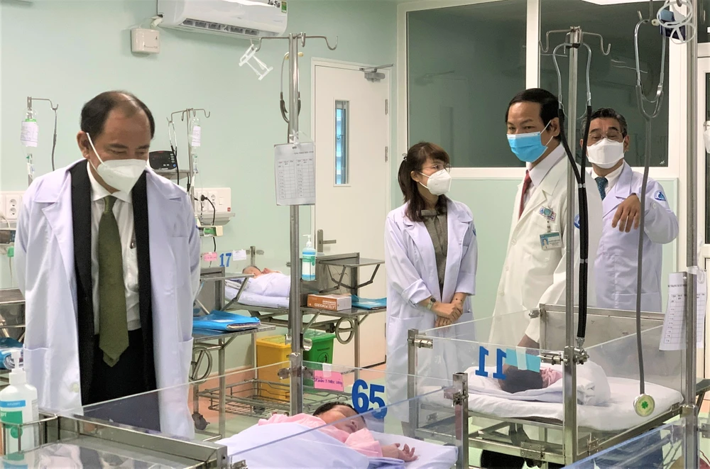 PGS-TS Tăng Chí Thượng, Giám đốc Sở Y tế TP.HCM thăm các khoa tại khối nhà mới. Ảnh: THẢO PHƯƠNG