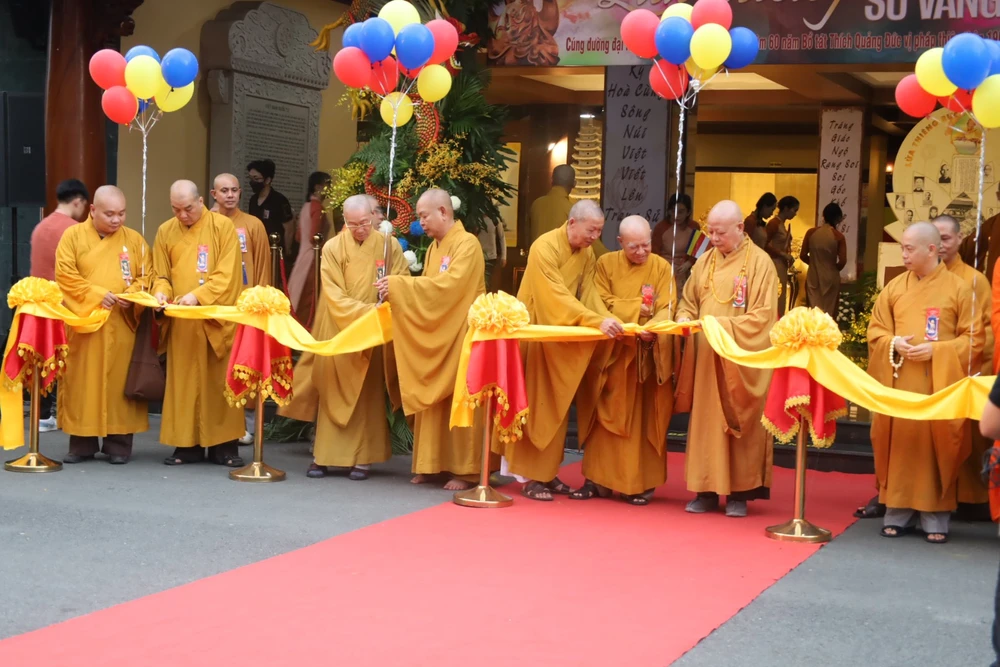 Chư tôn Ban thường trực GHPGVN TP.HCM cắt băng khai mạc triển lãm. Ảnh: QUỐC HƯƠNG