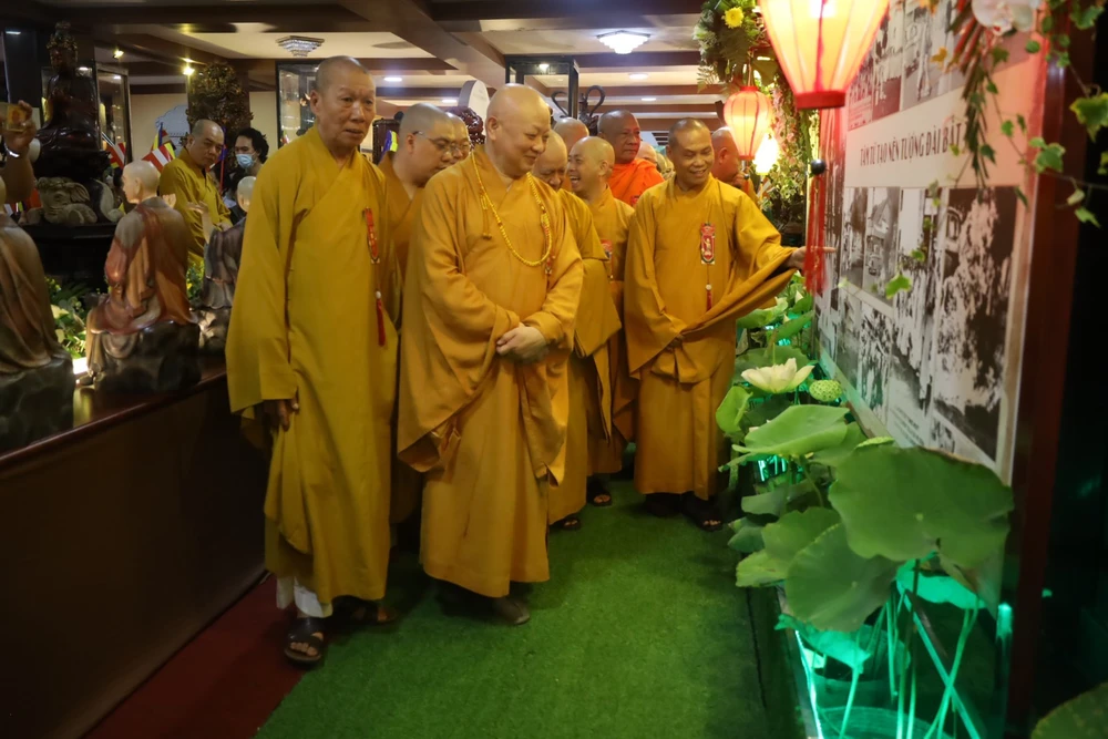 Chư tôn Ban thường trực GHPGVN TP.HCM tham quan, tìm hiểu về pháp nạn 1963. Ảnh: QUỐC HƯƠNG