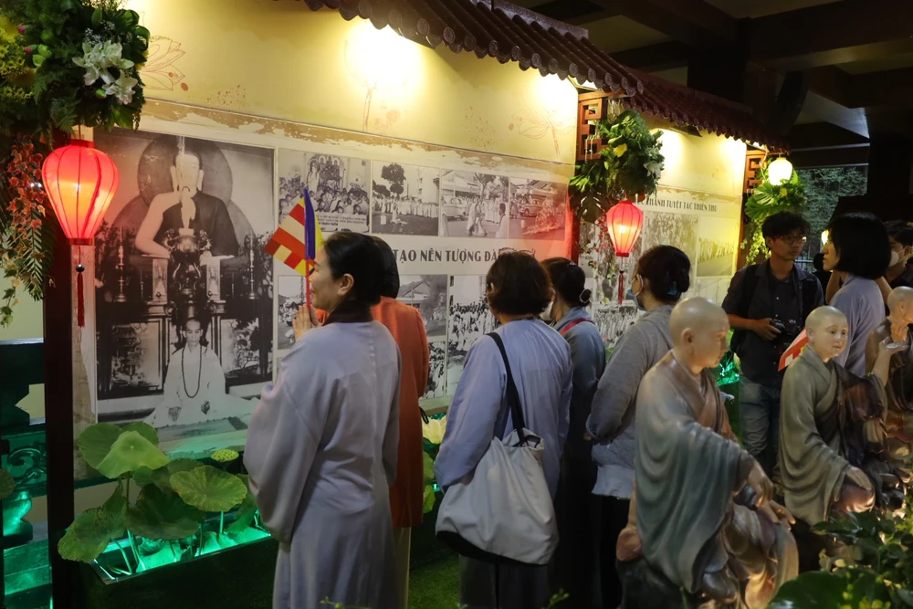 Đông đảo phật tử khám phá cuộc đời Bồ tát Thích Quảng Đức qua những tư liệu vừa phát hiện. Ảnh: QUỐC HƯƠNG