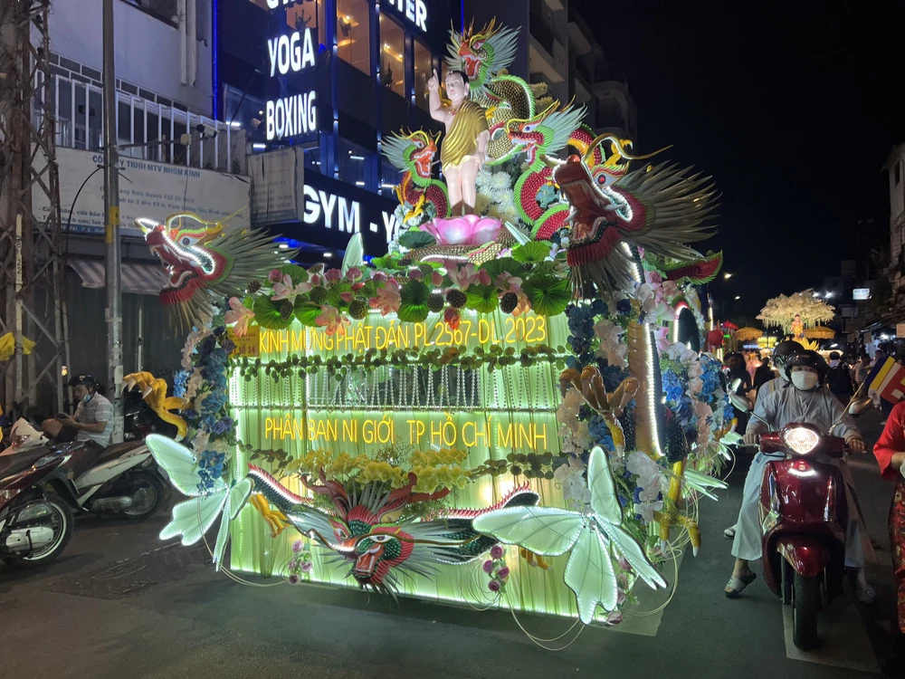 Lễ rước kiệu nằm trong chuỗi các hoạt động chào mừng Đại lễ Phật đản, Phật lịch 2567 (dương lịch 2023). Ảnh: QUỐC HƯƠNG